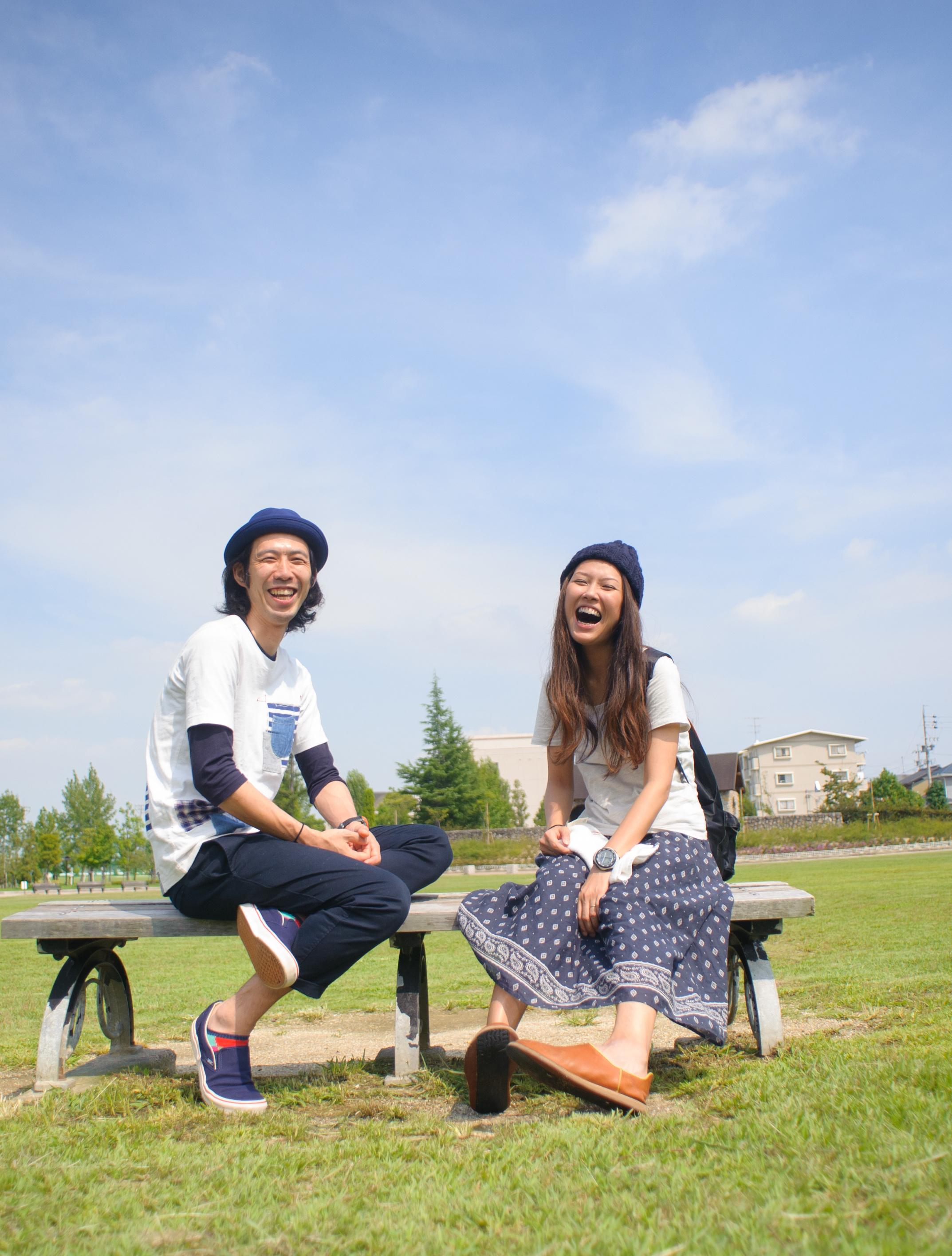 公園のベンチで座るカップル